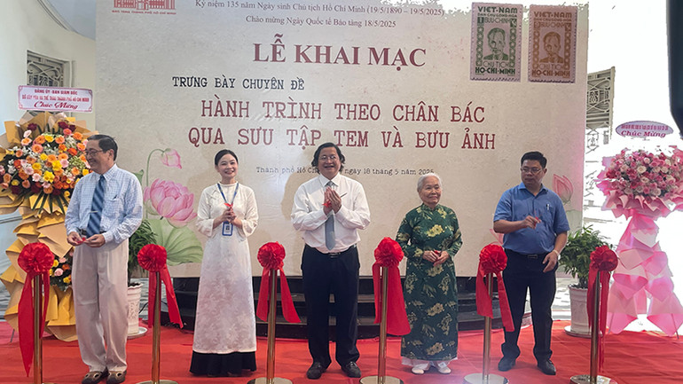 Các đại biểu thực hiện nghi thức cắt băng khai mạc trưng bày chuyên đề. (Ảnh: M.H) Các đại biểu thực hiện nghi thức cắt băng khai mạc trưng bày chuyên đề. (Ảnh: M.H)