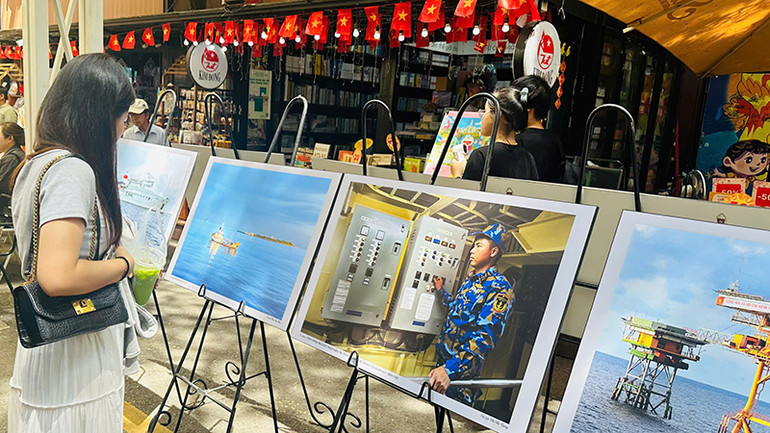 Triển lãm ghi lại hình ảnh kiên cường, lạc quan của cán bộ chiến sĩ và người dân trên đảo, Nhà giàn DK1. (Ảnh: MK)