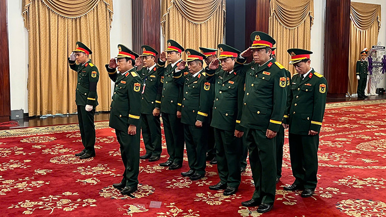 Đoàn Quân Khu 7 do Thiếu tướng Trần Vinh Ngọc, Bí thư Đảng ủy, Chính ủy Quân khu 7 dẫn đầu viếng Nguyên Chủ tịch nước Trần Đức Lương.(Ảnh: TĐ). Đoàn Quân Khu 7 do Thiếu tướng Trần Vinh Ngọc, Bí thư Đảng ủy, Chính ủy Quân khu 7 dẫn đầu viếng Nguyên Chủ tịch nước Trần Đức Lương.(Ảnh: TĐ).