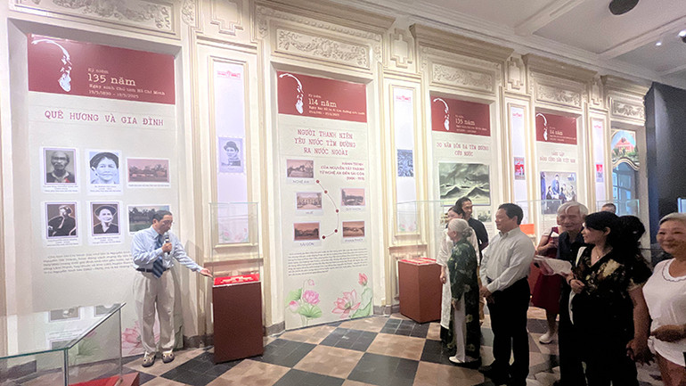 Nhà sưu tập Nguyễn Đại Hùng Lộc (trái) giới thiệu với khách tham quan nội dung trưng bày. (Ảnh: M.H) Nhà sưu tập Nguyễn Đại Hùng Lộc (trái) giới thiệu với khách tham quan nội dung trưng bày. (Ảnh: M.H)