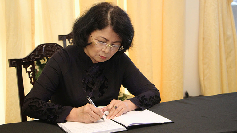 Nguyên Phó Chủ tịch nước Đặng Thị Ngọc Thịnh ghi sổ tang trong sáng 24/5. (Ảnh: TT). Nguyên Phó Chủ tịch nước Đặng Thị Ngọc Thịnh ghi sổ tang trong sáng 24/5. (Ảnh: TT).