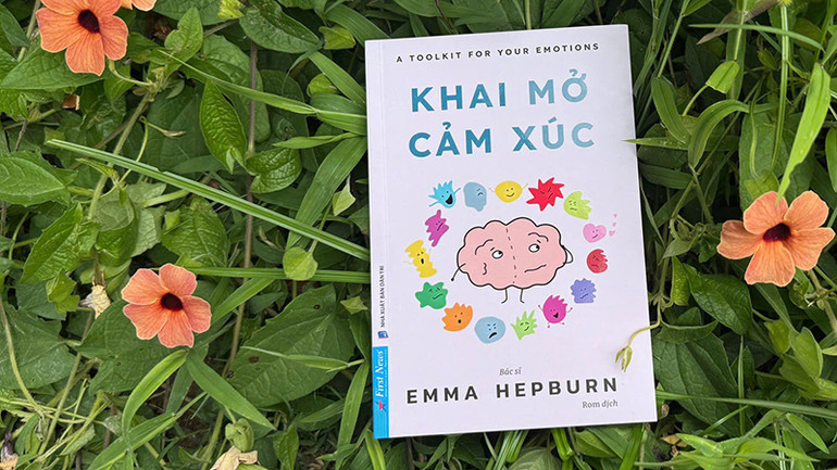 Trong "Khai mở cảm xúc”, Emma Hepburn ví đời sống cảm xúc như một chuyến tàu lượn siêu tốc. (Ảnh First News)