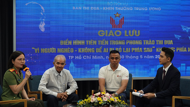 Các điển hình giao lưu tại chương trình. (Ảnh M.H)