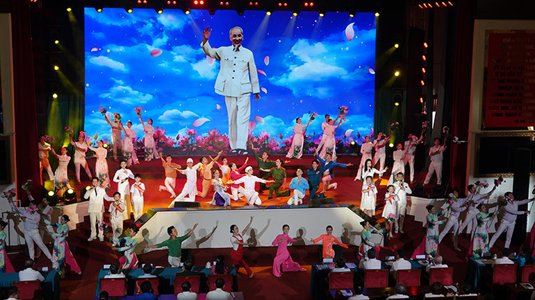 Tiết mục văn nghệ tại hội nghị. (Ảnh: MH)