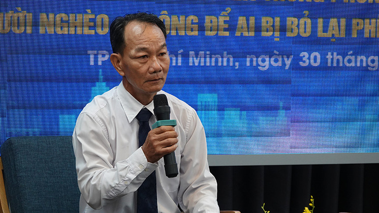 Ông Huỳnh Văn Vũ, thành phố Vị Thanh, tỉnh Hậu Giang chia sẻ về quá trình thoát nghèo vươn lên trong cuộc sống tại chương trình. (Ảnh M.H)