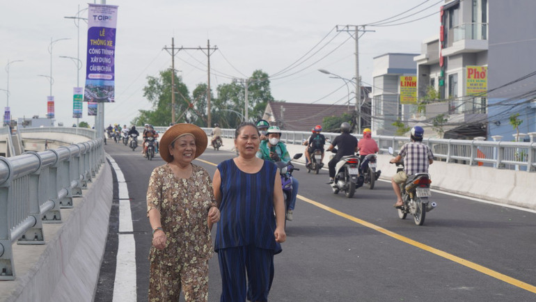Người dân Nhà Bè và Quận 7 vui mừng khi qua cầu mới thông xe.