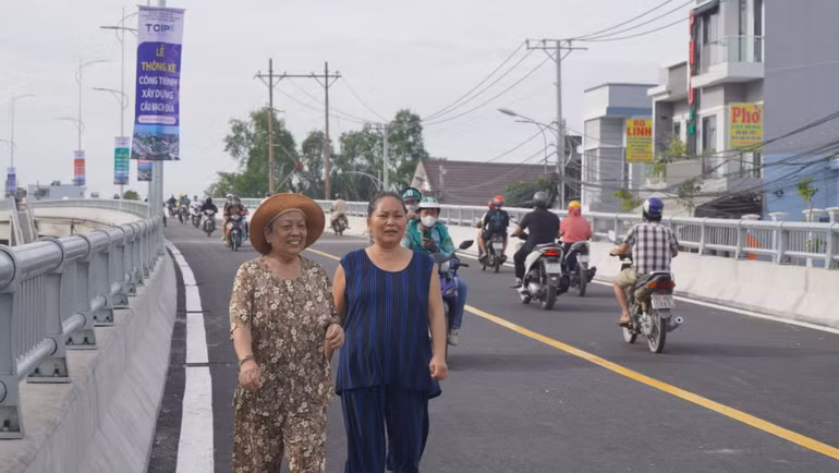 Người dân Nhà Bè và Quận 7 vui mừng khi qua cầu mới thông xe.