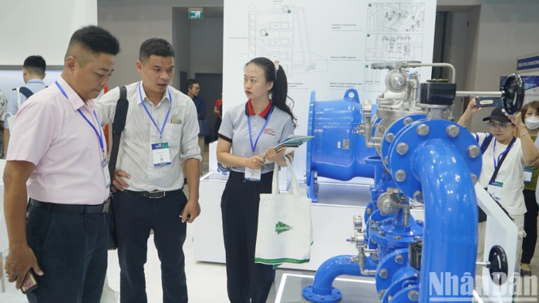 Đông đảo doanh nghiệp quốc tế và khách tham quan chuyên ngành về ngành Cấp thoát nước, Công nghệ Lọc nước và xử lý nước thải tại Việt Nam - Vietwater 2024 và Triển lãm về Xử lý chất thải và công nghệ môi trường tại Việt Nam.