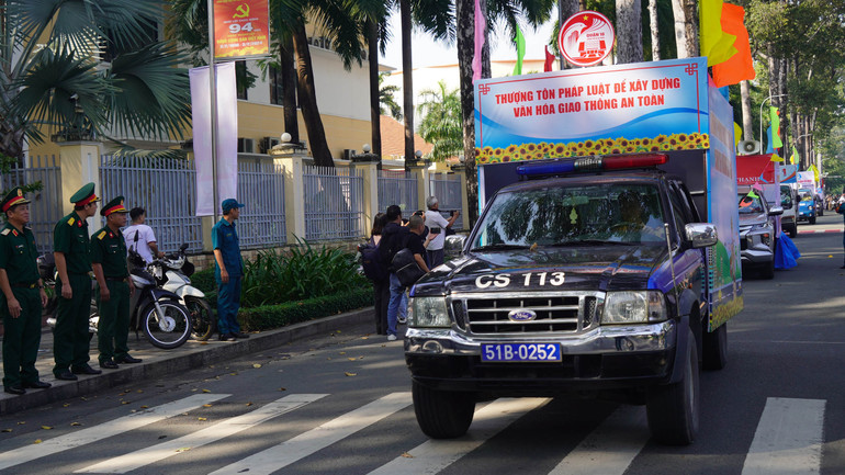Thành phố Hồ Chí Minh đẩy mạnh tuyên truyền về việc chấp hành các quy định pháp luật về trật tự an toàn giao thông trên các tuyến đường.