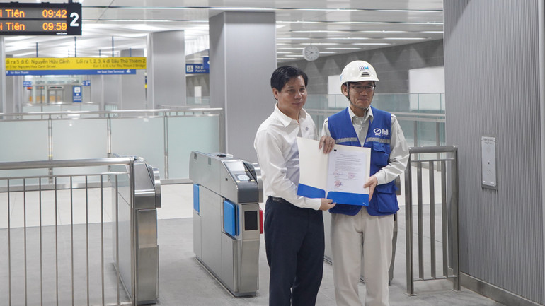 Ông Phan Công Bằng, Trưởng Ban Quản lý đường sắt đô thị Thành phố Hồ Chí Minh trao chứng chỉ bàn giao công trình có điều kiện (TOC) cho gói thầu xây dựng đoạn ngầm từ ga nhà hát thành phố đến ga Ba Son.