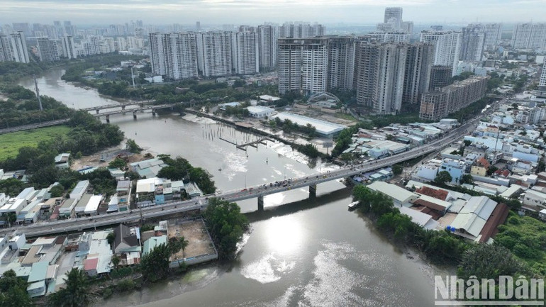 Cầu Rạch Đỉa nối đôi bờ Quận 7 và huyện Nhà Bè.