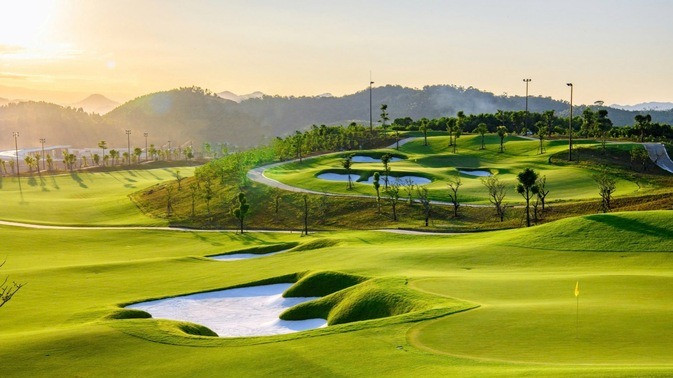 Văn Lang Empire T&T Golf Club chuẩn bị đi vào vận hành 18 hố. Văn Lang Empire T&T Golf Club chuẩn bị đi vào vận hành 18 hố.