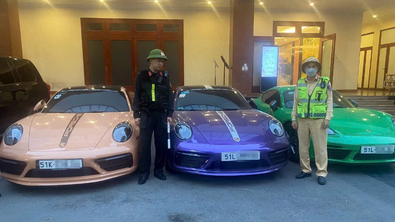Cục Cảnh sát giao thông đang xác minh phương tiện, giấy đăng ký, đăng kiểm và giấy phép lái xe của 4 tài xế điều khiển 4 xe ô-tô hạng sang nhãn hiệu Porsche vi phạm. (Ảnh: Công an cung cấp)