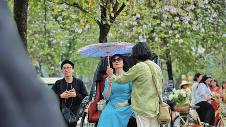 Để có được những bức ảnh đẹp và thơ mộng nhất, nhiều người đã chuẩn bị kỹ lưỡng từ trang phục đến đạo cụ. Những bó hoa tươi, chiếc ô giấy hay nón lá truyền thống được khéo léo kết hợp, tạo nên những khung hình vừa tự nhiên vừa nghệ thuật.