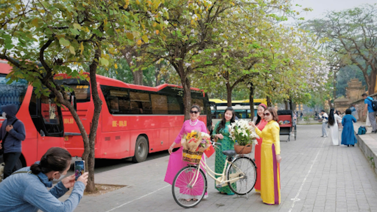 Trong những tà áo dài duyên dáng, váy trắng tinh khôi hay những bộ trang phục rực rỡ, nhiều người dân tạo dáng bên những tán hoa, cố gắng lưu lại khoảnh khắc đẹp nhất của mùa hoa đang dần khép lại.