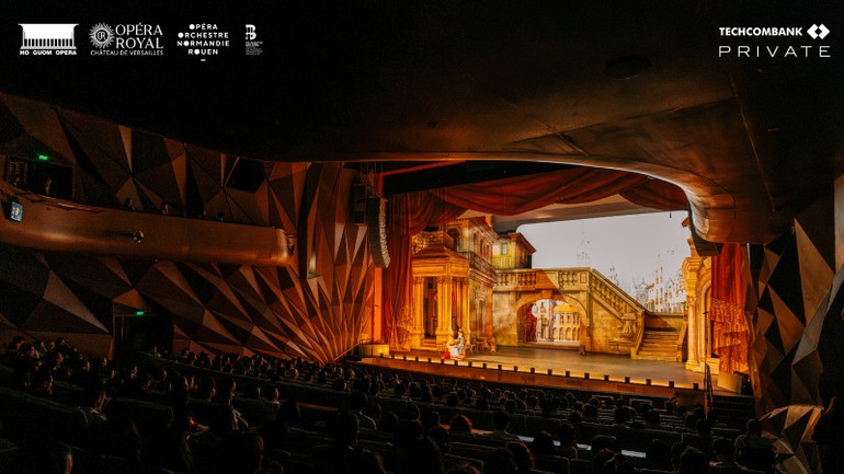 Toàn bộ khán phòng.