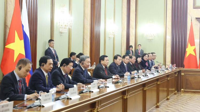 Tổng Bí thư Tô Lâm và đoàn Việt Nam tại cuộc hội kiến Thủ tướng Liên bang Nga Mikhail Mishustin. (Ảnh: THỐNG NHẤT/TTXVN)