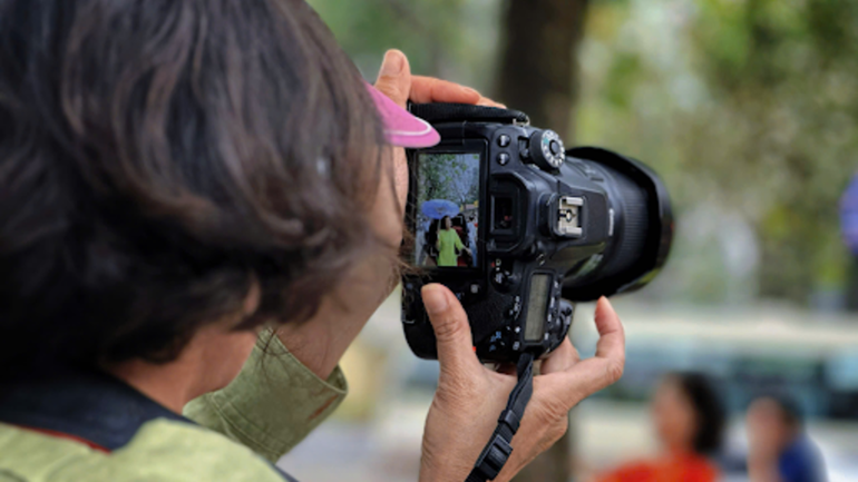 Bên cạnh các dịch vụ thuê đồ, dịch vụ chụp ảnh cũng nở rộ cùng hoa ban. Nhiều nhiếp ảnh gia chuyên nghiệp và thợ chụp ảnh tự do có mặt từ sớm, sẵn sàng ghi lại những bức ảnh ấn tượng theo nhu cầu của người dân.