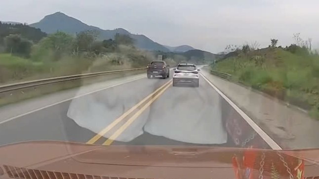 Hình ảnh đoàn xe Porsche lấn làn, đi ngược chiều trên cao tốc Nội Bài-Lào Cai. (Ảnh chụp lại từ video)