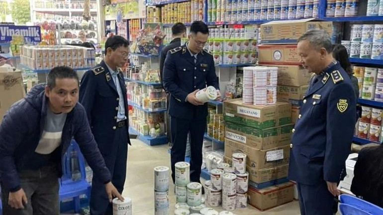 Doanh nghiệp sản xuất, phân phối sữa giả với quy mô lớn bị triệt phá. (Ảnh: nhandan.vn) Doanh nghiệp sản xuất, phân phối sữa giả với quy mô lớn bị triệt phá. (Ảnh: nhandan.vn)