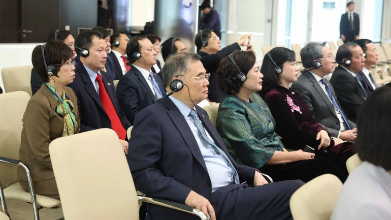 Đoàn đại biểu Việt Nam thăm Trung tâm Tài chính quốc tế Astana. (Ảnh: Thống Nhất/TTXVN)