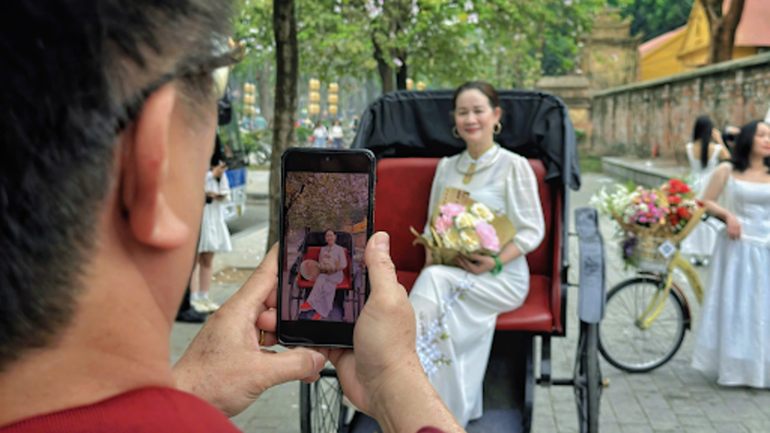 Để phục vụ nhu cầu chụp ảnh của du khách, nhiều dịch vụ cho thuê đạo cụ cũng xuất hiện dọc các tuyến phố có hoa ban nở. Những chiếc xe đạp chở đầy hoa rực rỡ được cho thuê với giá 10.000 đồng mỗi người, hay dịch vụ chụp ảnh cùng xích lô hoa có giá khoảng 20.000 20.000 đồng mỗi người.