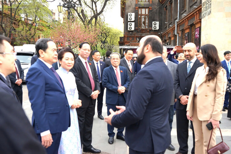 Giám đốc Bảo tàng Lịch sử quốc gia Armenia chào mừng Chủ tịch Quốc hội Trần Thanh Mẫn và giới thiệu thông tin về bảo tàng. Giám đốc Bảo tàng Lịch sử quốc gia Armenia chào mừng Chủ tịch Quốc hội Trần Thanh Mẫn và giới thiệu thông tin về bảo tàng.