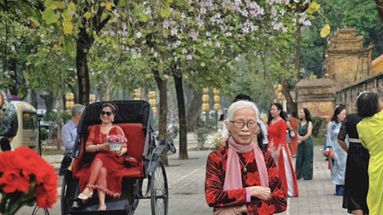 Tuy là ngày trong tuần, nhưng từ 7 giờ sáng, nhiều đoàn khách ở mọi lứa tuổi đã có mặt trên các tuyến phố ngập sắc hoa ban.