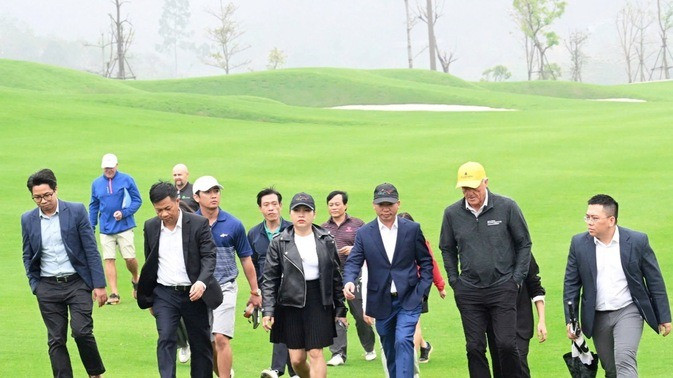 Greg Norman kiểm tra chi tiết về mặt địa hình, chất lượng thảm cỏ, hệ thống hồ nước, cũng như bố cục và độ khó của từng hố golf. Greg Norman kiểm tra chi tiết về mặt địa hình, chất lượng thảm cỏ, hệ thống hồ nước, cũng như bố cục và độ khó của từng hố golf.