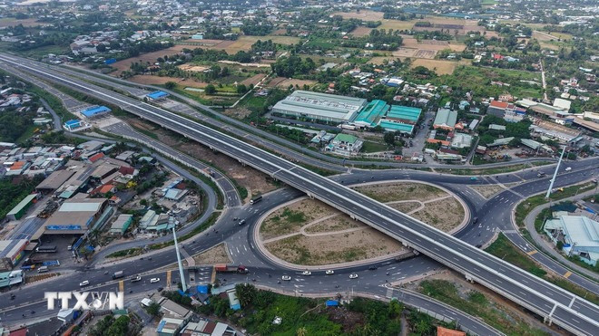 Thông xe kỹ thuật hơn 19km Dự án cao tốc Bến Lức-Long Thành nhân dịp 50 năm thống nhất đất nước. (Ảnh: Hoàng Hiếu/TTXVN)