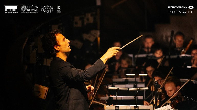 Chỉ huy dàn nhạc.