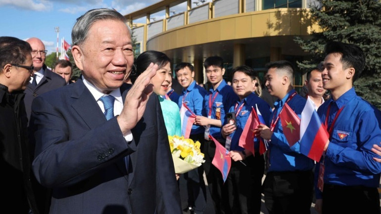 Đại diện cộng đồng, lưu học sinh Việt Nam tại Liên bang Nga đón Tổng Bí thư Tô Lâm và Phu nhân tại sân bay Vnukovo 2, Thủ đô Moskva. (Ảnh: THỐNG NHẤT/TTXVN)