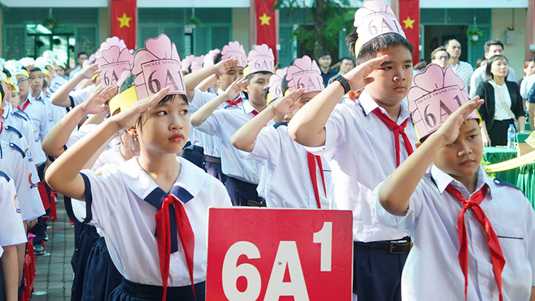 Trong không khí trang nghiêm, lễ chào cờ bắt đầu năm học mới tại trường trung học cơ sở Lê Thành Công.