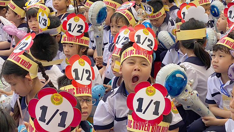 Một số em chưa quen với nếp sinh hoạt mới.