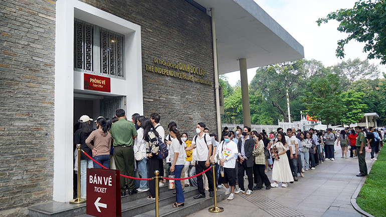 Từ 9 giờ sáng, hàng trăm người dân, du khách đổ về Dinh Độc Lập xếp hàng dài chờ để mua vé vào tham quan.