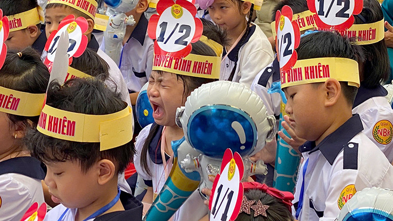 Khối lớp 1 bước vào năm học đầu tiên với nhiều bỡ ngỡ. Nhiều em đã òa khóc ngay trong lễ tựu trường. Trong ảnh, những học sinh mới của Trường tiểu học Nguyễn Bỉnh Khiêm, quận 1 bỡ ngỡ ngày đầu tới lớp.