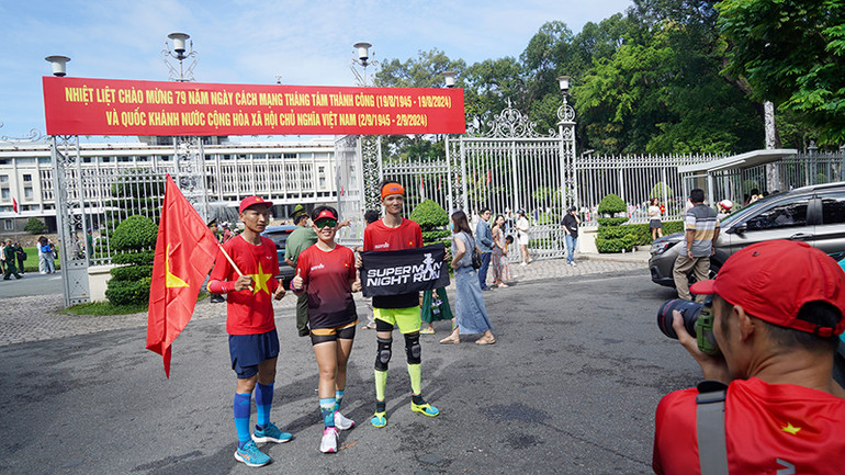 Tại khu vực chung quanh công viên 30/4, nhiều người đã chọn tới đây để đi dạo, vui chơi trong ngày Quốc khánh 2/9.