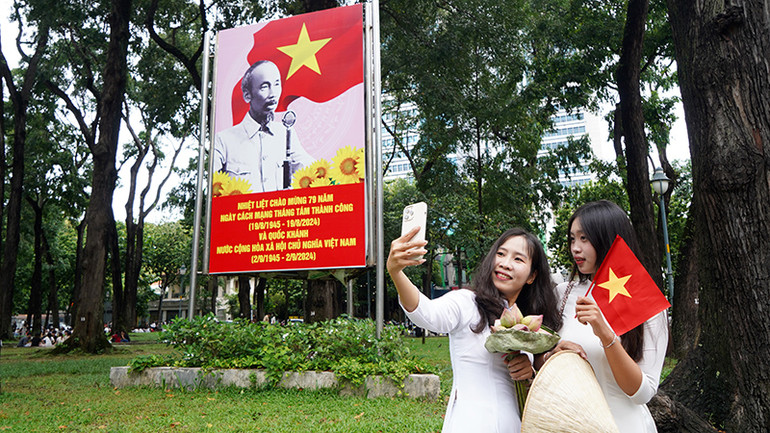 Cờ hoa, áp phích được treo nhiều tại công viên 30/4 trước cổng Dinh Thống Nhất được giới trẻ "check in" lưu lại những khoảng khắc đáng nhớ của ngày Tết Độc lập.