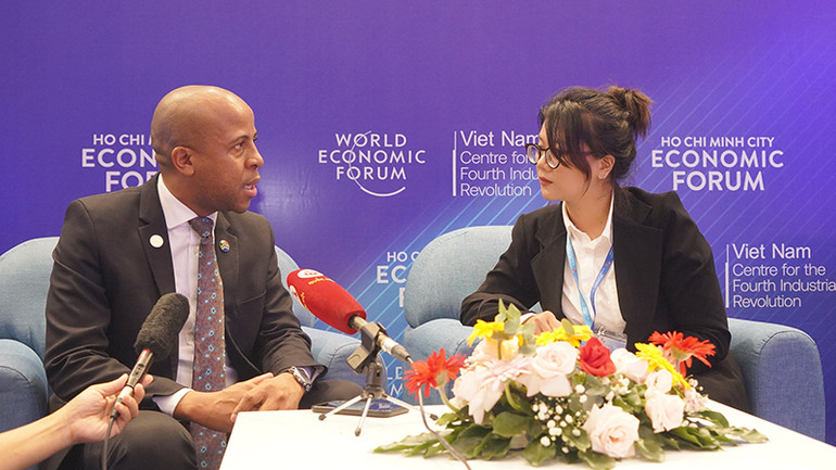 Đại biểu quốc tế tham dự Diễn đàn Kinh tế Thành phố Hồ Chí Minh lần thứ 5 trả lời câu hỏi của phóng viên.