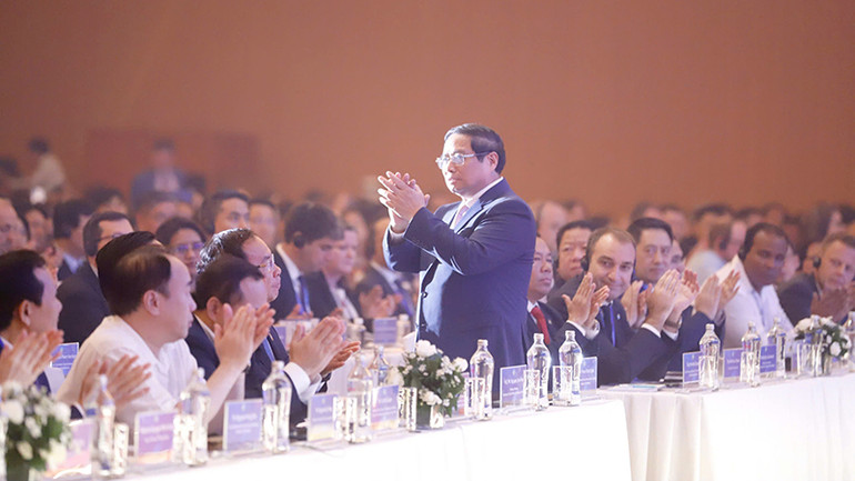 Thủ tướng Phạm Minh Chính chào khách quốc tế đến dự Diễn đàn Kinh tế Thành phố (HEF). Điểm đặc biệt lần này là trong khuôn khổ diễn đàn sẽ diễn ra Phiên đối thoại chính sách giữa Thủ tướng Chính phủ và các bộ, ngành với doanh nghiệp, địa phương để giải quyết các điểm nghẽn từ nhu cầu thực tiễn của doanh nghiệp và địa phương.