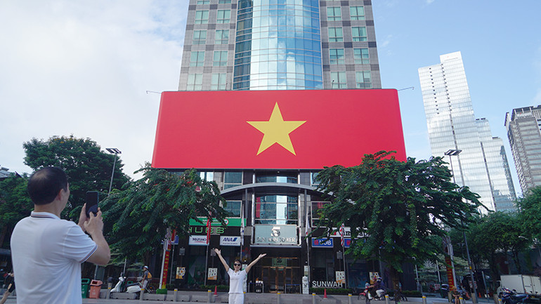 Sắc đỏ tràn ngập trên phố đi bộ Nguyễn Huệ trong tiết trời đẹp của sáng ngày 2/9.