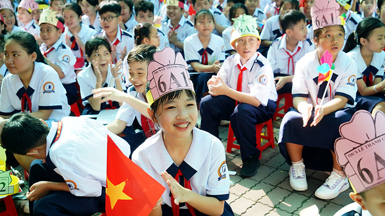 Niềm vui hân hoan trên những gương mặt của các em học sinh khối lớp 6 trường Lê Thành Công.