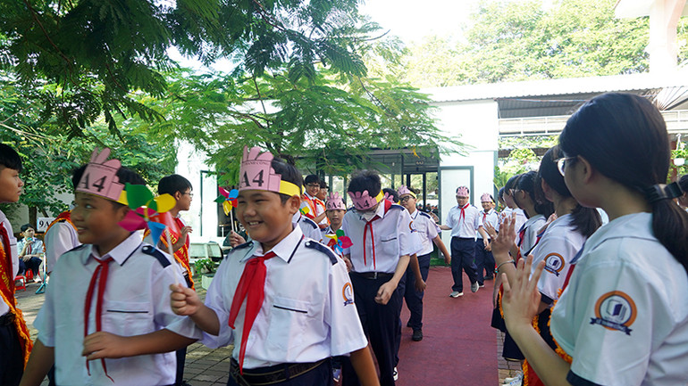 Cô và trò Trường trung học cơ sở Lê Thành Công hân hoan chào đón các em khối lớp 6 ngày tựu trường.