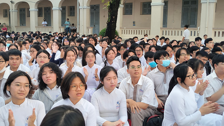 Các em học sinh Trường trung học phổ thông chuyên Lê Hồng Phong vui tươi trong ngày khai giảng năm học 2024-2025.