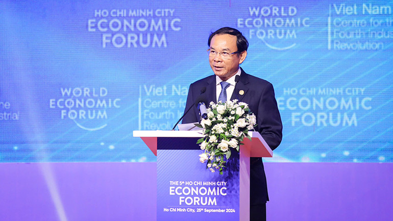 Đồng chí Nguyễn Văn Nên, Ủy viên Bộ Chính trị, Bí thư Thành ủy Thành phố Hồ Chí Minh phát biểu ý kiến khai mạc Diễn đàn.