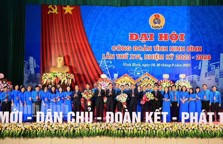 Lãnh đạo Liên đoàn lao động Việt Nam và lãnh đạo tỉnh Ninh Bình tặng hoa chúc mừng Ban chấp hành khóa mới ra mắt đại hội. (Ảnh: Báo Ninh Bình)