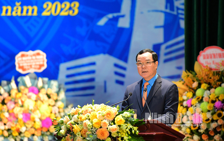 Đồng chí Nguyễn Đình Khang, Ủy viên Trung ương Đảng, Chủ tịch Tổng Liên đoàn lao động Việt Nam phát biểu chỉ đạo đại hội. (Ảnh: Báo Ninh Bình)