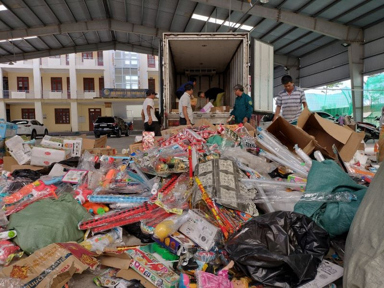 Hàng nghìn sản phẩm các loại trị giá hơn 1 tỷ đồng được đưa đi tiêu hủy. (Ảnh: Văn Lúa)