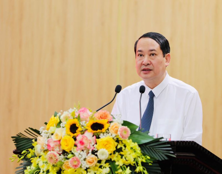 Đồng chí Mai Văn Tuất, Phó Bí thư Thường trực, Chủ tịch Hội đồng nhân dân tỉnh Ninh Bình đọc báo cáo tại hội nghị. (Ảnh: Đức Lam)