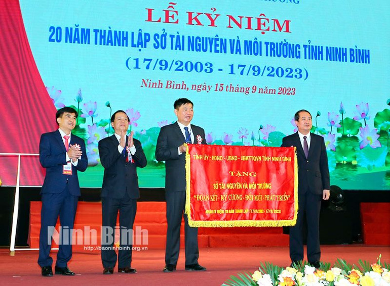 Phó Bí thư Thường trực, Chủ tịch HĐND tỉnh Ninh Bình Mai Văn Tuất tặng bức trướng chúc mừng Sở Tài nguyên và Môi trường. (Ảnh: Anh Tuấn)